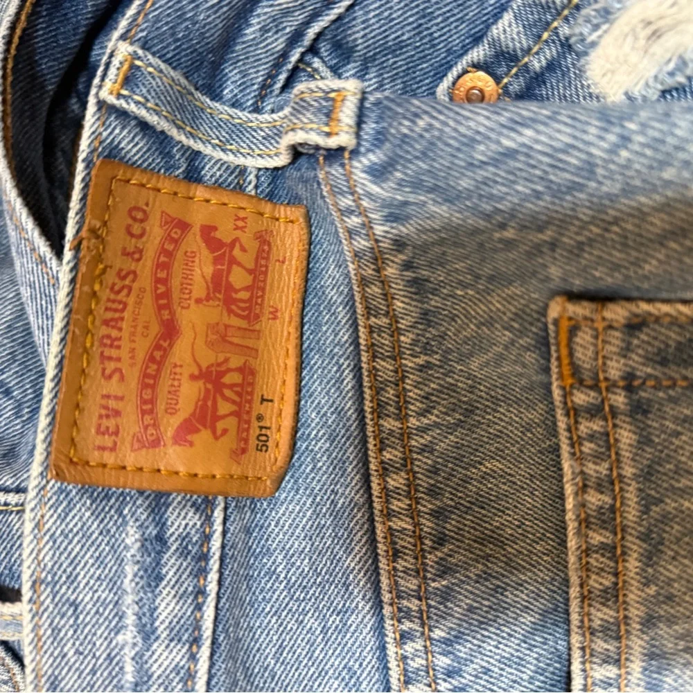 501s 29w x 28L Levi's Relaxed Fit Distressed Blue Jeans - Picture 4 of 12